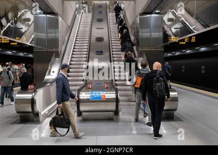 Les membres du public sont les premiers à utiliser la « Station électrique de Battersea », une nouvelle extension de 3 km du service ferroviaire à double tunnel sur la ligne Northern Line, de Kennington à Battersea via Nine Elms, et qui s'est achevée à temps pendant la pandémie de Covid, le 20 septembre 2021, à Londres, en Angleterre. La centrale électrique de Battersea est un développement résidentiel à croissance rapide de nouveaux complexes d'appartements où la centrale au charbon de Gilbert Scott a alimenté la capitale de 1929 à 1975. Banque D'Images