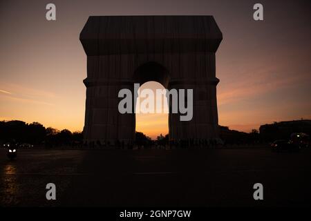 Vue au crépuscule du projet « enveloppé » de Christo de l'Arc de Triomphe à Paris, France Banque D'Images