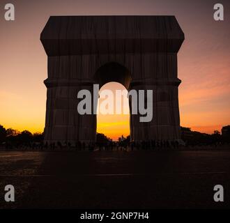 Vue au crépuscule du projet « enveloppé » de Christo de l'Arc de Triomphe à Paris, France Banque D'Images