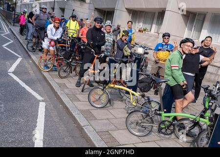 Les membres du London Brompton Club font une pause dans Marchmont Street lors d'une visite l'après-midi de la capitale sur leurs vélos rétractables, le 26 septembre 2021, à Londres, en Angleterre. Le London Brompton Club (LBC) est un groupe de cyclistes pour les propriétaires et les passionnés de vélos pliants Brompton, le plus grand fabricant de vélos du Royaume-Uni. Des membres de tout le Royaume-Uni viennent participer à des manèges nationaux. Banque D'Images