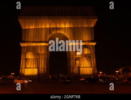 Vue nocturne du projet 'enveloppé' de Christo de l'Arc de Triomphe à Paris, France Banque D'Images