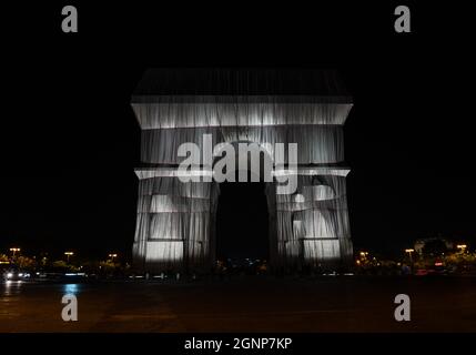 Vue nocturne du projet 'enveloppé' de Christo de l'Arc de Triomphe à Paris, France Banque D'Images