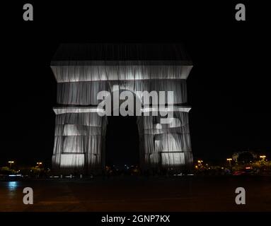 Vue nocturne du projet 'enveloppé' de Christo de l'Arc de Triomphe à Paris, France Banque D'Images