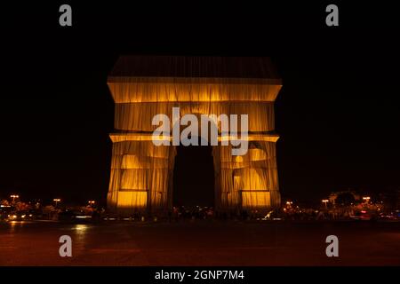 Vue nocturne du projet 'enveloppé' de Christo de l'Arc de Triomphe à Paris, France Banque D'Images