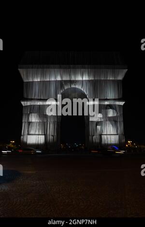 Vue nocturne du projet 'enveloppé' de Christo de l'Arc de Triomphe à Paris, France Banque D'Images