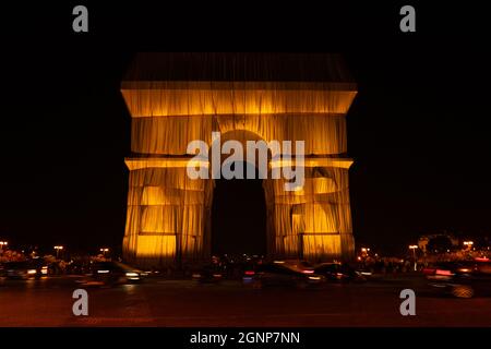 Vue nocturne du projet 'enveloppé' de Christo de l'Arc de Triomphe à Paris, France Banque D'Images