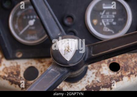 SANTA MARIA CAPUA VETERE, ITALIE - 30 mars 2021 : tracteur Lamborghini dans le champ, Caserta, Italie, 30 mars 2021. Banque D'Images