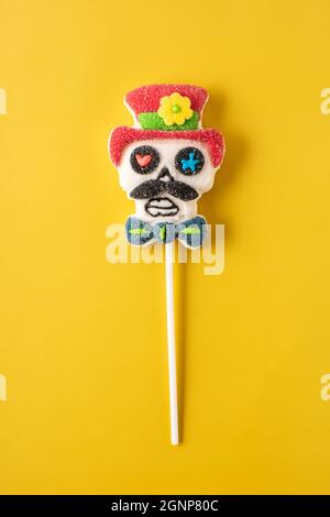 Bonbon crâne mexicain Lollipop isolé sur fond jaune Banque D'Images