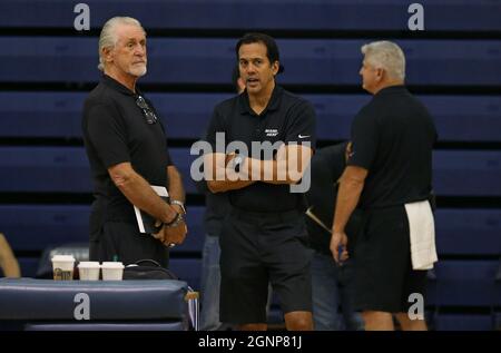 West Palm Beach, États-Unis. 02 octobre 2019. Erik Spoelstra, entraîneur de Heat Head à Miami, s'entretient avec le président de Heat Pat Riley, qui est parti, lors de la deuxième journée du camp d'entraînement de Miami Heat, en préparation de la saison 2019-20 de la NBA à l'Université Keiser, le mercredi 2 octobre 2019 à West Palm Beach, en Floride. (Photo de David Santiago/Miami Herald/TNS/Sipa USA) Credit: SIPA USA/Alay Live News Banque D'Images