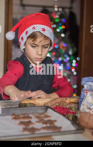 L'enfant prépare des biscuits du nouvel an au gingembre.préparations pour Noël Banque D'Images