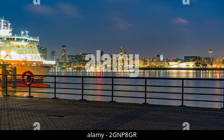 Le ferry de Belfast à Birkenhead, amarré sur la rivière Mersey, au terminal de Birkenhead, avec le front de mer de Liverpool en arrière-plan. Pris en septembre 2021. Banque D'Images