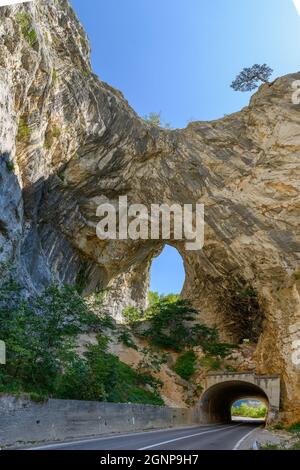 Route et tunnel au lac Piva dans le parc national Dormitor du Monténégro en été Banque D'Images