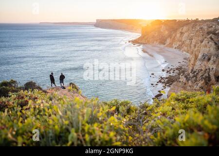Vue imprenable sur Praia do Camilo à Lagos, Algarve Portugal pendant le lever du soleil.Rochers, falaises et formations dans l'océan.Trésor naturel Banque D'Images