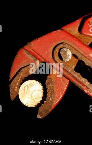 Pièce en euros à l'aide d'une pince Banque D'Images