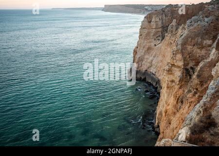 Vue imprenable sur Praia do Camilo à Lagos, Algarve Portugal pendant le lever du soleil.Rochers, falaises et formations dans l'océan.Trésor naturel Banque D'Images