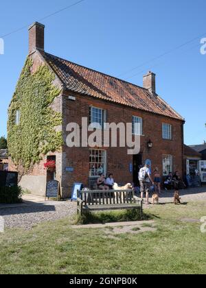 Les salons de thé Parish Lantern dans le joli village nostalgique et populaire de Walberswick dans le Suffolk est sur la côte du patrimoine du Suffolk en Angleterre Banque D'Images