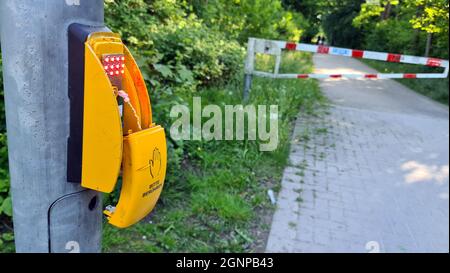 Demande de clé détruite à la lumière piétonne, Allemagne Banque D'Images