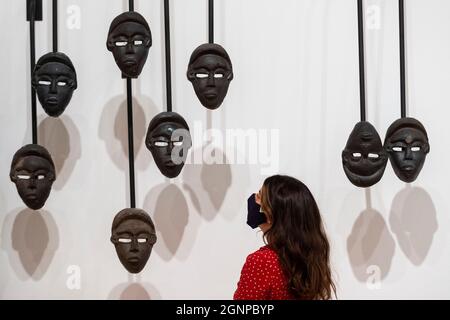 Londres, Royaume-Uni. 27 septembre 2021. Un membre du personnel voit 'Chorus', 2016 ans, par Theaster Gates. Aperçu de “A Clay Sermon”, une nouvelle exposition de l’artiste de Chicago Theaster Gates. L'exposition, une enquête sur l'importance de l'argile dans le commerce mondial, l'expansion coloniale, l'esclavage et l'abolitionnisme au Royaume-Uni, est exposée à la galerie Whitechapel du 29 septembre au 9 janvier 2022. Credit: Stephen Chung / Alamy Live News Banque D'Images