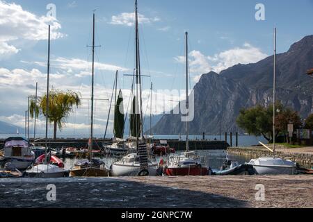 Port avec bateaux à voile à Torbole sur la rive nord du lac de Garde Banque D'Images