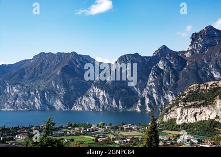 Vue de Monte Brione sur le petit village de Torbole jusqu'à la rive nord du lac de Garde par une journée ensoleillée. Banque D'Images