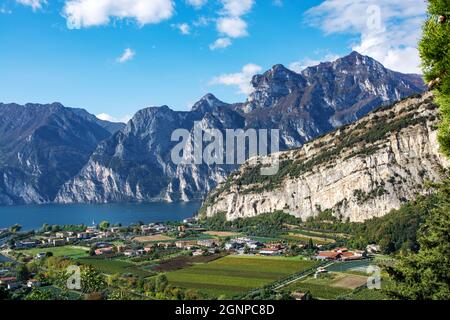 Vue de Monte Brione à la rive nord du lac de Garde par une journée ensoleillée Banque D'Images