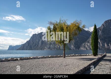 Promenade à la marina de Torbole sur la rive nord du lac de Garde.Vue sur le lac et les montagnes de Garda Banque D'Images