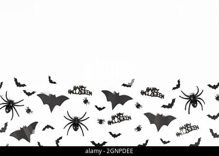 Des chauves-souris, des araignées, des mouches et du texte joyeux Halloween en bas de fond blanc avec espace de copie Banque D'Images