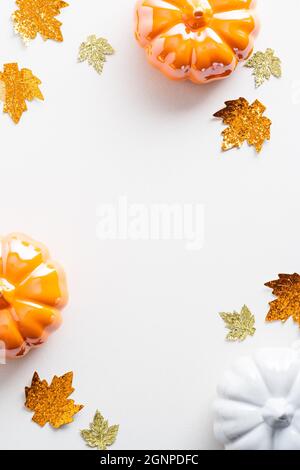 Composition de la couche plate d'automne avec des citrouilles et des feuilles d'érable sur fond blanc. Automne, automne, Thanksgiving concept. Banque D'Images