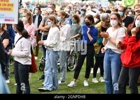 Heidelberg, Allemagne - 24 septembre 2021 : des jeunes assistent à une manifestation de grève mondiale du climat avec des masques faciaux pendant la crise du virus Corona Banque D'Images