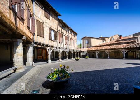 Place centrale du village de Lautrec, Tarn, France Banque D'Images