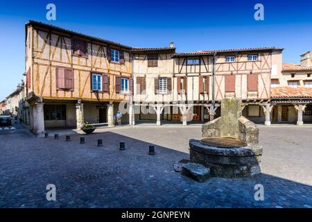 Place centrale du village de Lautrec, Tarn, France Banque D'Images