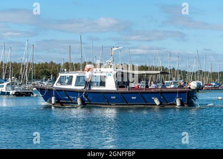 Les gens qui profitent d'une croisière sur la rivière Beaulieu au départ du village de Bucklers Hard dans la New Forest par un jour ensoleillé, Hampshire, Angleterre, Royaume-Uni Banque D'Images
