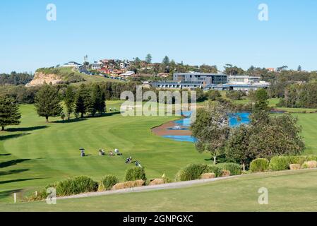 Les amateurs de golf hivernent sur les fairways verdoyants du parcours de golf de Mona Vale, dans la région des plages du Nord de Sydney, en Nouvelle-Galles du Sud, en Australie Banque D'Images