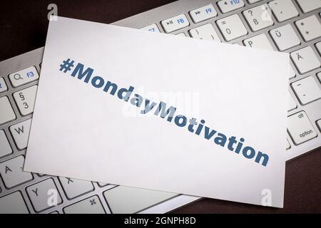 Une feuille de papier blanche sur un clavier d'ordinateur avec le hashtag Mondaymotivation pour la motivation de commencer une nouvelle semaine de travail Banque D'Images