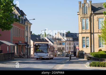 Europe, Luxembourg, Mersch, bus passant la place Saint-Michel et la rue Grande-Duchesse Charlotte (CR123) Banque D'Images