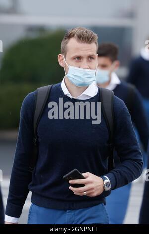 Simon Mignolet, gardien de but du club, photographié au départ de l'équipe belge de football Club Brugge pour Leipzig, lundi 27 septembre 2021, à Ostende A. Banque D'Images