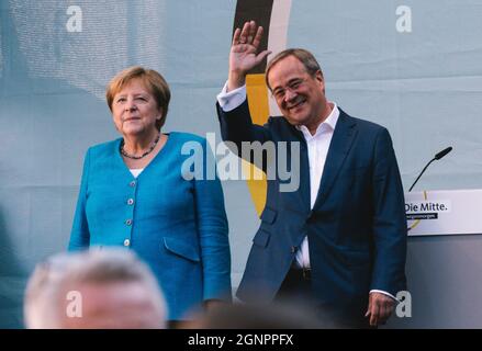 Berlin, Allemagne. 25 septembre 2021. La chancelière allemande Angela Merkel (L) et Armin Laschet, chef de l'Union chrétienne-démocrate allemande (CDU) et candidat de la chancelière de la CDU/CSU, assistent à un rassemblement électoral de la CDU pour les élections fédérales allemandes à Aix-la-Chapelle, en Allemagne, le 25 septembre 2021. Credit: Tang Ying/Xinhua/Alay Live News Banque D'Images