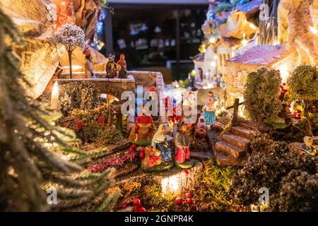 Lit de bébé provençal traditionnel - gros plan sur les Santons Banque D'Images