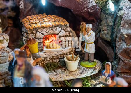 Lit de bébé provençal traditionnel - gros plan sur les Santons Banque D'Images