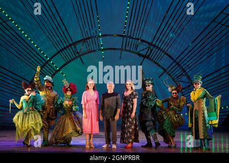 Sophie Evans, qui joue Glinda, (4e à gauche) compositeur Stephen Schwartz (au centre) et Laura Pick, qui joue Elphaba (4e à droite) entouré d'acteurs vêtus d'Ozions sur scène lors des célébrations du 15e anniversaire de la comédie musicale Wicked, alors qu'elle rouvre au théâtre Apollo Victoria à Londres. Date de la photo: Lundi 27 septembre 2021. Banque D'Images