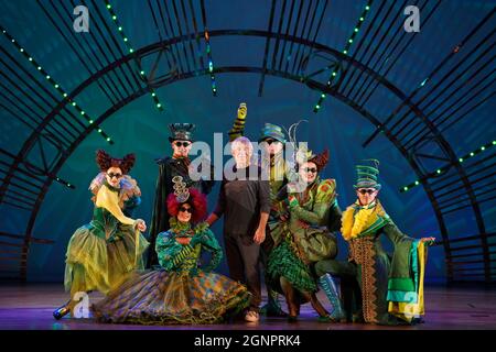 Le compositeur Stephen Schwartz (au centre) est entouré d'acteurs vêtus d'Ozions sur scène lors des célébrations du 15e anniversaire de la comédie musicale Wicked, alors qu'il rouvre au théâtre Apollo Victoria de Londres. Date de la photo: Lundi 27 septembre 2021. Banque D'Images