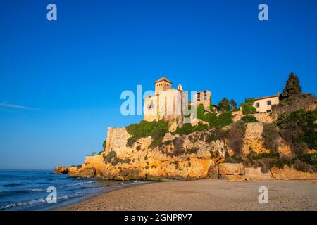 Château de Tamarit à côté de la plage d'Altafulla, Tarragones Tarragon Costa Daurada, Catalogne, Espagne. Le château de Tamarit, de style roman, est situé Banque D'Images