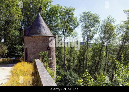 Europe, Luxembourg, Wiltz, Schlass Wolz (château de Wiltz) avec une partie du mur arrière fortifié et des jardins Banque D'Images