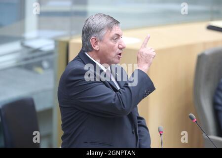 Le président du ministre flamand Jan Jambon en photo au cours d'une séance plénière du Parlement flamand avec le « Septemberverklaring », le gouvernement déclarati Banque D'Images