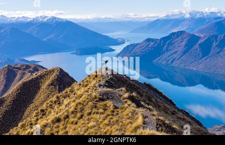 Asiatique touriste pratiquant les arts martiaux coup de pied latéral au Roy's Peak Lake Wanaka Nouvelle-Zélande Banque D'Images