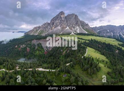 Vue aérienne des pics de Sass de Putia à l'aube. Passo Delle Erbe, Dolomites, Tyrol du Sud, Trentin-Haut-Adige, Italie. Banque D'Images