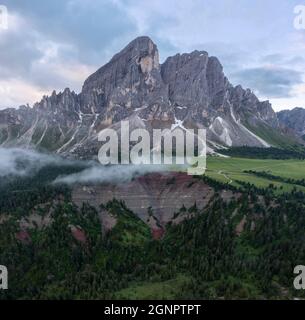 Vue aérienne des pics de Sass de Putia à l'aube. Passo Delle Erbe, Dolomites, Tyrol du Sud, Trentin-Haut-Adige, Italie. Banque D'Images