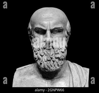 Ancienne statue du poète grec Aeschylus isolée sur fond noir.Sculpture de l'homme de la vieille barbe Banque D'Images