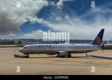 Un énorme véhicule repoussant un avion United Airlines à l'aéroport Houston TX USA Banque D'Images