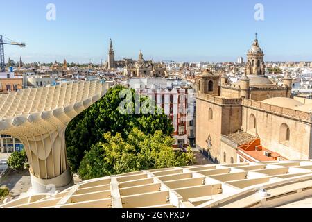 Toit en bois appelé Secas de Sevilla et vue panoramique sur la ville, Séville, Andalousie, Espagne Banque D'Images